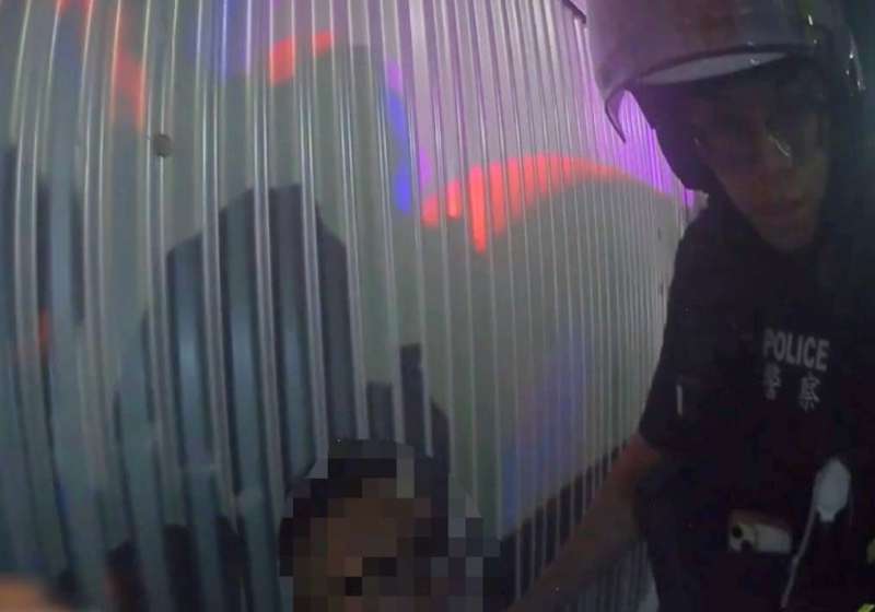 高市男無照違規變換車道見警棄車落跑 毒品快篩陽性送辦最高開罰21萬6000元