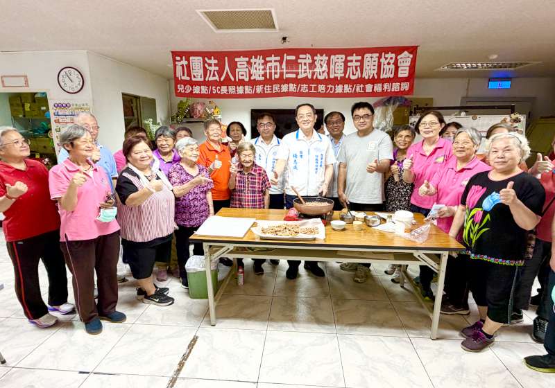 台塑贊助高市仁武慈暉志願協會邀新住民、長者、志工 手作月餅贈弱勢