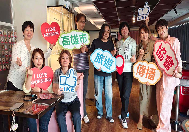 高市旅傳協會攜手占卜導師前進動漫文創咖啡店 邀母親節聽講占卜運勢體驗手作樂