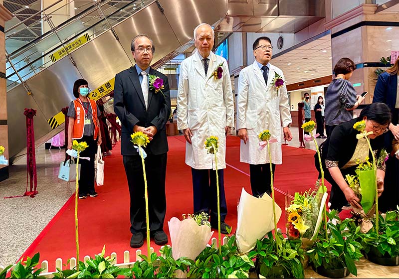 高雄長庚醫院器捐感恩追思會 鞠躬致敬家屬獻花悼念大體老師