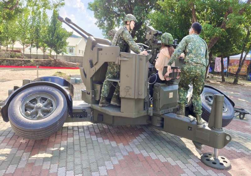 高市左營高中攜手國軍宣導全民國防教育交安反毒 空軍週同步起跑開放實作體驗