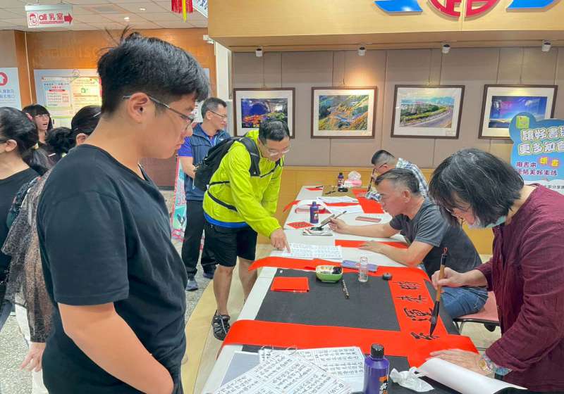 高雄區監理所邀中華民國書學會南區分會名家揮毫贈春聯 完成滿意度調查贈紅包袋