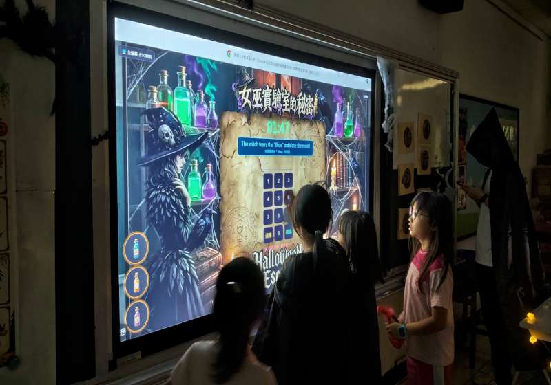 高市左營區新莊國小變身魔法學院 學生挑戰闖關歡慶萬聖節