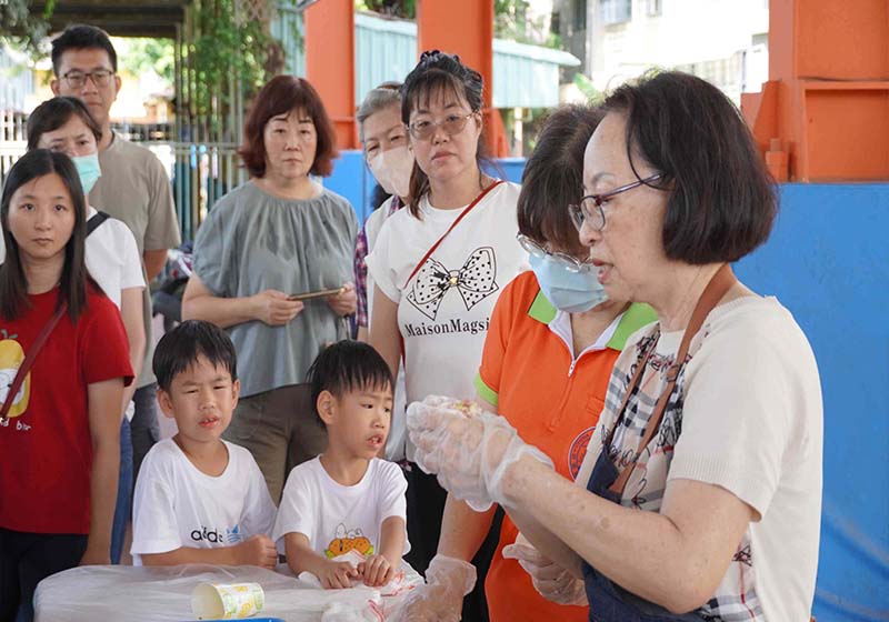 高市社教館邀陳金鳳前進鳥松區大華國小 教作逾百名親子港式燒賣、古早味剉冰