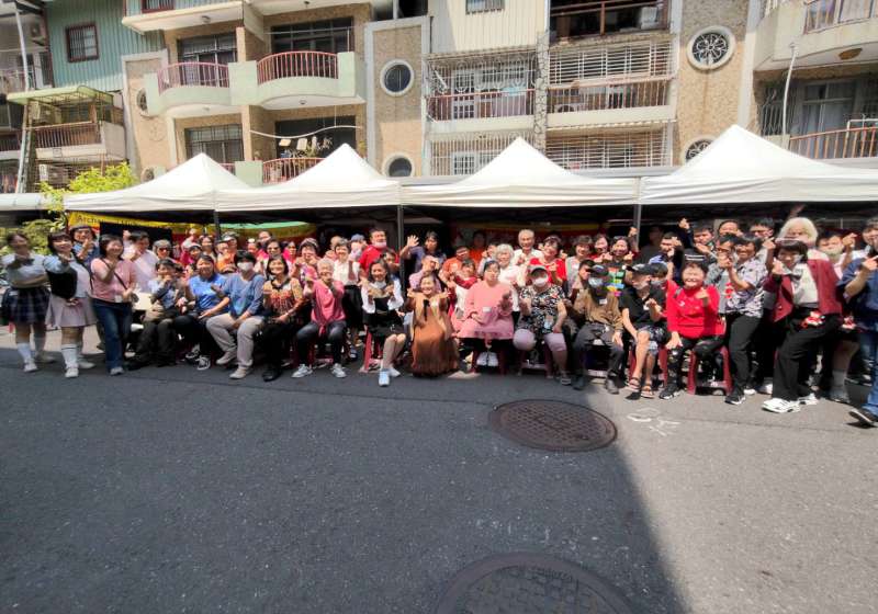 高市米迦勒社福協會歡慶11週年 長青活力聚樂部長者變裝重回18歲自信走秀