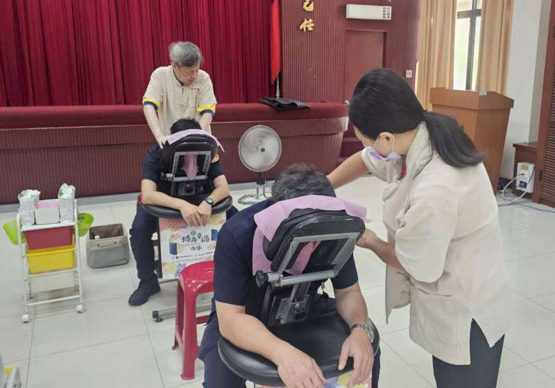 高市警局邀6名視障按摩師 助同仁肩頸放鬆紓壓