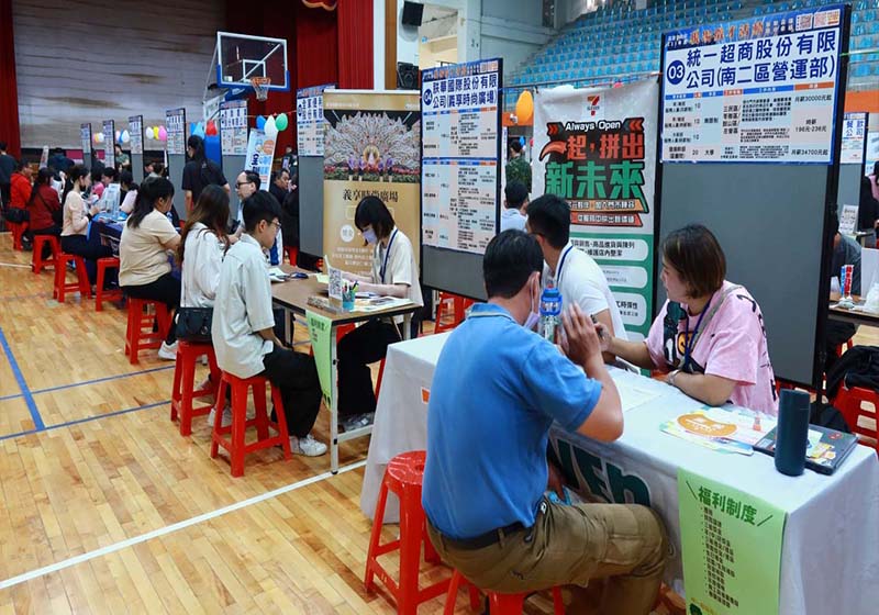 高市勞工局邀逾50家企業前進雄中 招募逾1800名新血初步媒合率54%