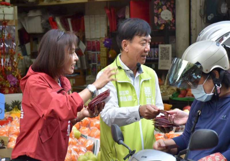 前高市議會副議長蔡昌達參選大寮、林園區市議員 立委邱議瑩負傷陪掃街拜票