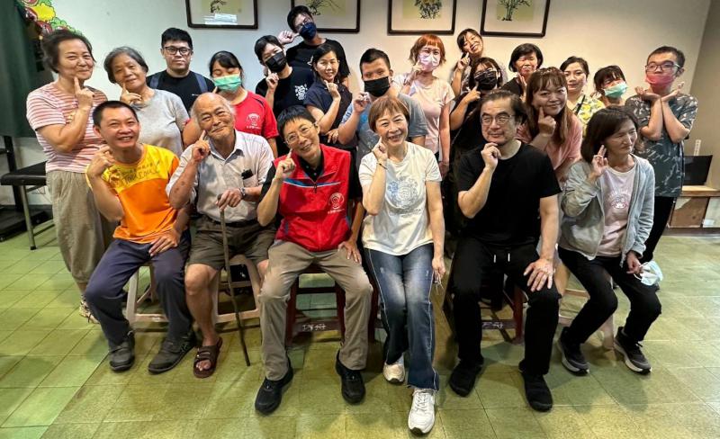 高市米迦勒社福協會力邀洪子懿領軍8學員 訪社區據點服務長者障友鬆筋按摩