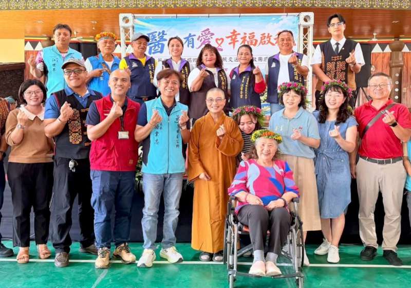 蔡家三姊妹結合釋智善法師紀念先人發起添購長照交通車 轉贈高市茂林區衛生所