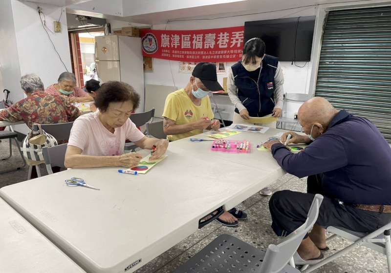 臺灣高雄港務前進高市旗津醫院長照巷弄站 陪伴長者創作端午龍舟