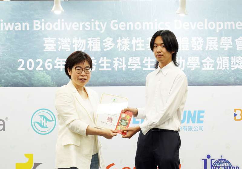 義大醫檢系蔡兆軒、陳奕伭鑽研生醫檢測優化商業套組 獲2026優秀生科學生獎學金
