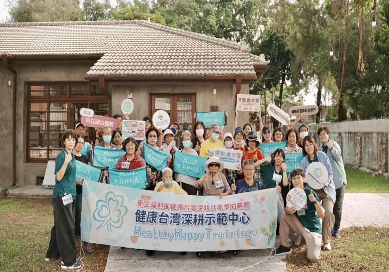 高市岡山醫院邀長者前進岡山樂群村聽國樂 漫遊記憶增進人際互動