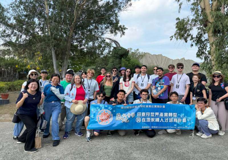 高師大惡地社會學大學社會責任計畫邀美安柏瑞德航大 踏查田寮月世界地形文化