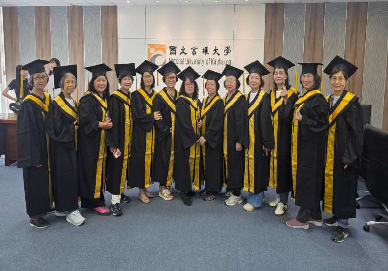 高大推教中心樂齡大學結業典禮 銀髮學員換上學士服受證