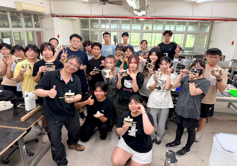  高大學務處職涯輔導組第7屆來高大過暑假 26生工藝實作互動遊戲認識英倫