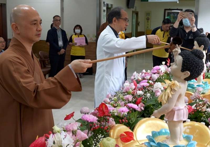 高市岡山秀傳醫院浴佛祈福活動 祈願健康平安社會祥和安定