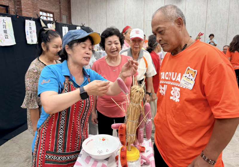 高市桃源國小樂齡學習中心北上中市 訪龍井區農會交流銀髮共學經驗