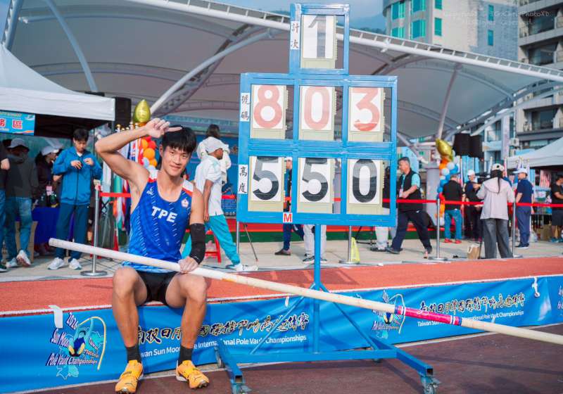 2026南投日月潭國際撐竿跳高邀請賽 高師大體育系吳彥翰破記錄摘銀 