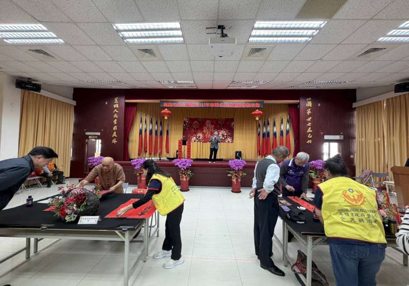 高市警局邀10書法名家揮毫贈春聯 薩克斯風警樂團獻藝組曲演奏 