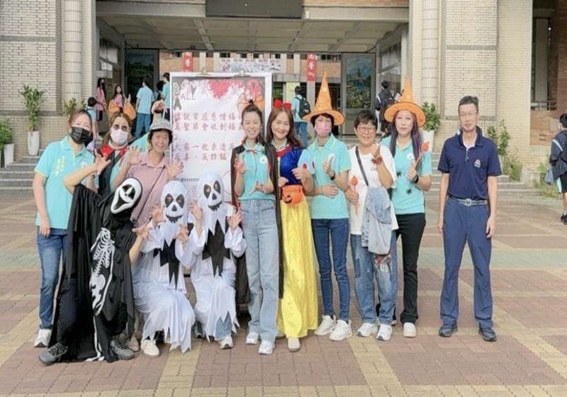 高市鳳山區青年國中攜手家長會 變裝快閃發福氣包歡度萬聖節
