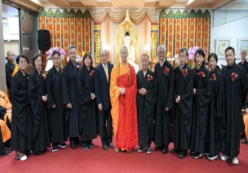 中台禪寺埔里精舍法師高雄秀傳紀念醫院灑淨 祈願消災同步歡慶重陽節