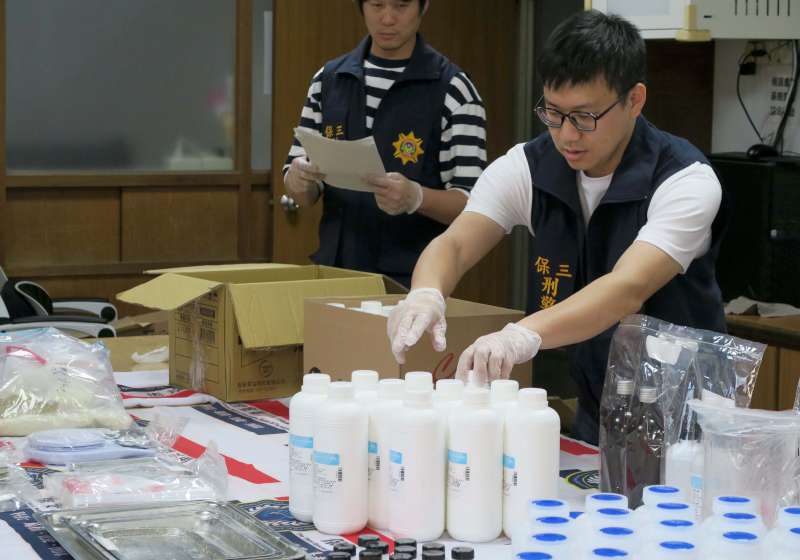 保三總隊會同刑事局、新北市金山分局破毒品製造廠逮2人送辦續追緝主嫌