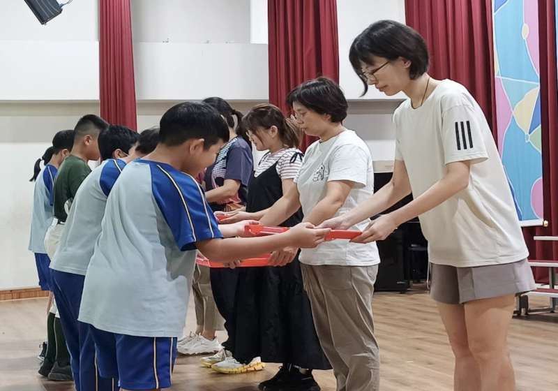 高市鼓山區鼓山國小依古禮奉束脩拜師帖敬師 贈象徵圓滿平安月餅蘋果謝恩情