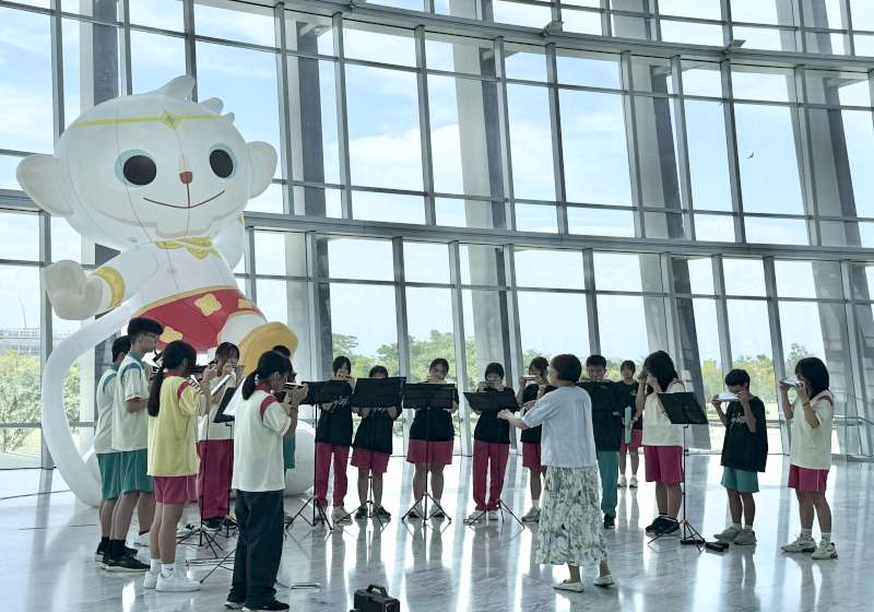 高市梓官區蚵寮國中口琴隊快閃故宮南院　演繹組曲同步觀展戶外教學 