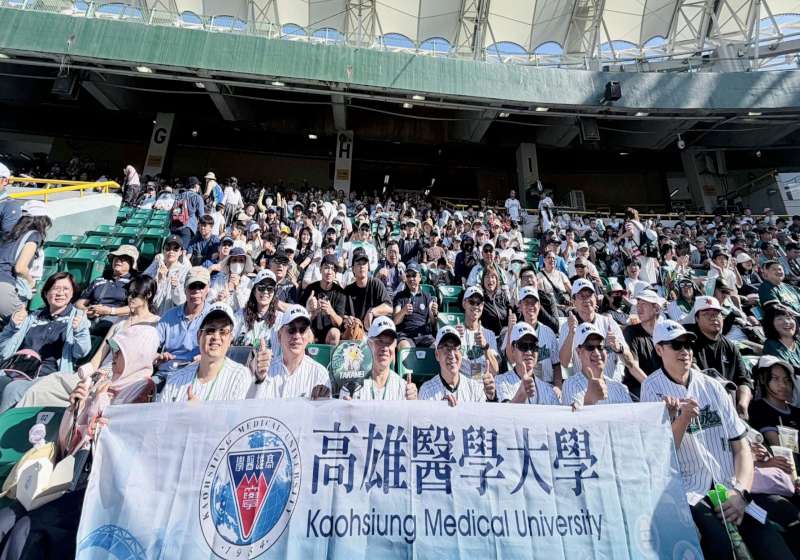 高醫醫療體系前進中職台鋼雄鷹主場 1校4院1700教職員生、眷屬觀賽