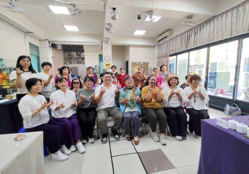 翔鳳慈善關懷協會攜手多元產業職人培育協會 邀5茶聊陪伴師三民區本和里五感互動