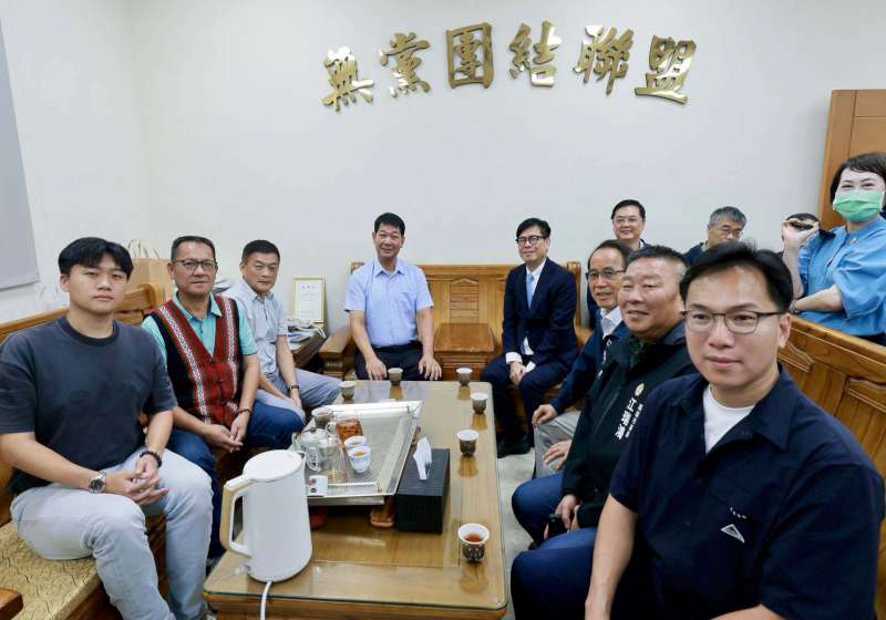 高市議會第4屆第8次定期大會開議 陳其邁率市府團隊拜會謝黨團6年支持