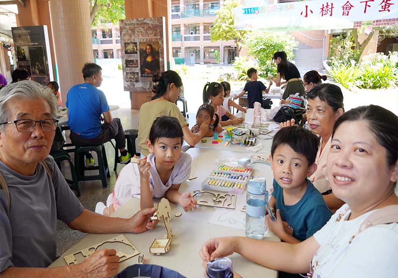 高市社教館邀邱惠卿前進鳳山區過埤國小 教作逾百名親子小樹會下蛋