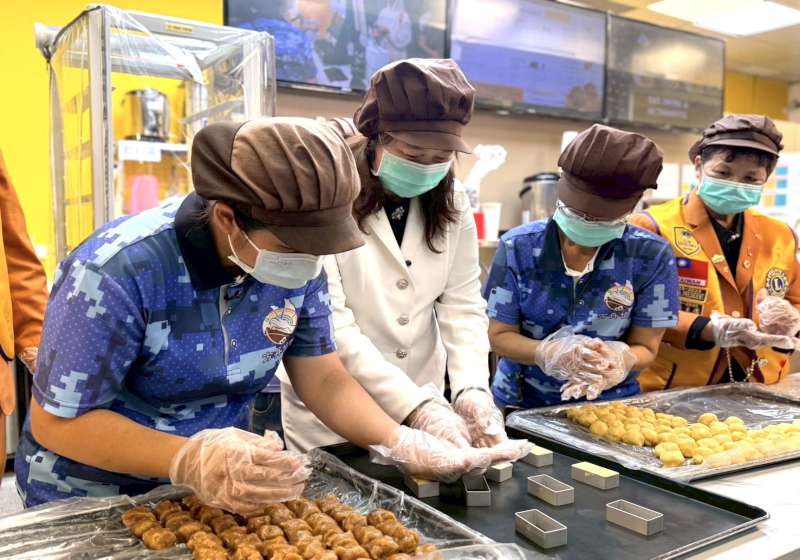 國際獅子會300E5區訪高市方舟就服協會庇護商店 體驗實作鳳梨酥邀支持身障就業