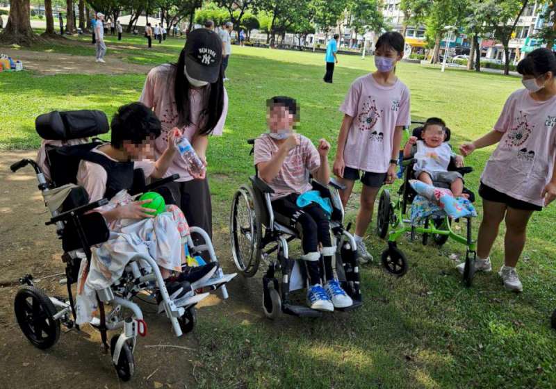 高市民生醫院飛象家園攜手文藻外大兒服社 邀受虐重症孩童走讀社區增人際互動