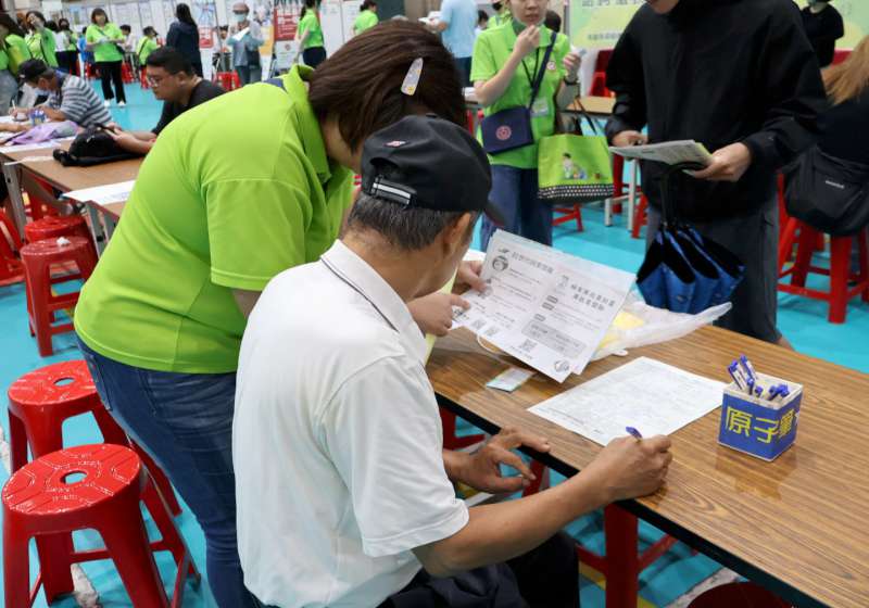 高市勞工局10月17日邀30家企業 前進苓雅運動中心徵才逾千人
