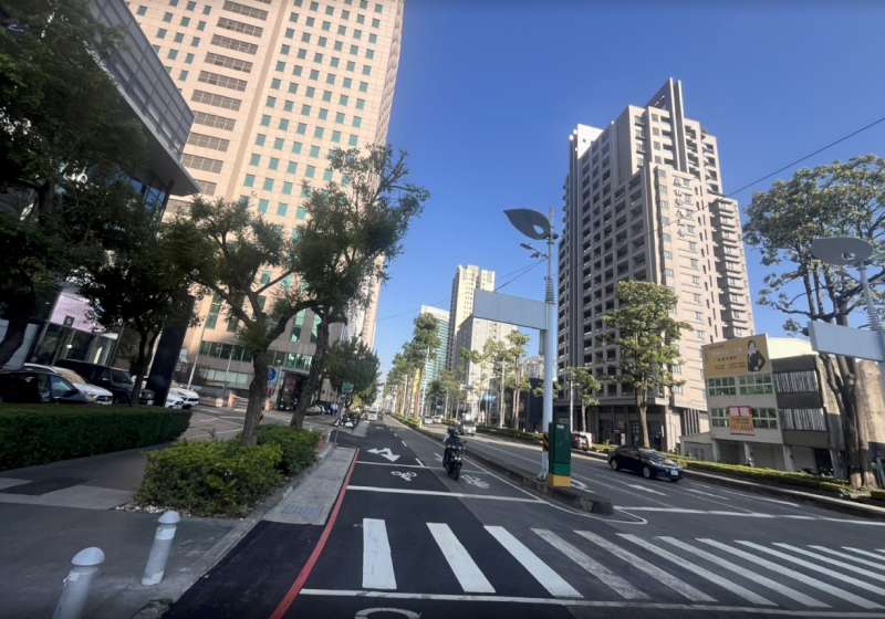 再也不怕強降雨！ 前鎮中山二路機慢車道前側溝擴建完成
