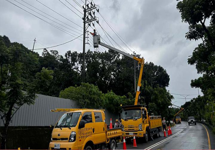 中颱巴威襲台台電超前部署進駐高市2原民區待命搶修 陸續供電逾94%入夜全數復通