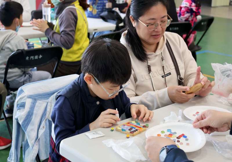 高市社教館攜手教育局家教中心親子共學列車 邀郭柏育美濃區東門國小教作馬賽克杯墊