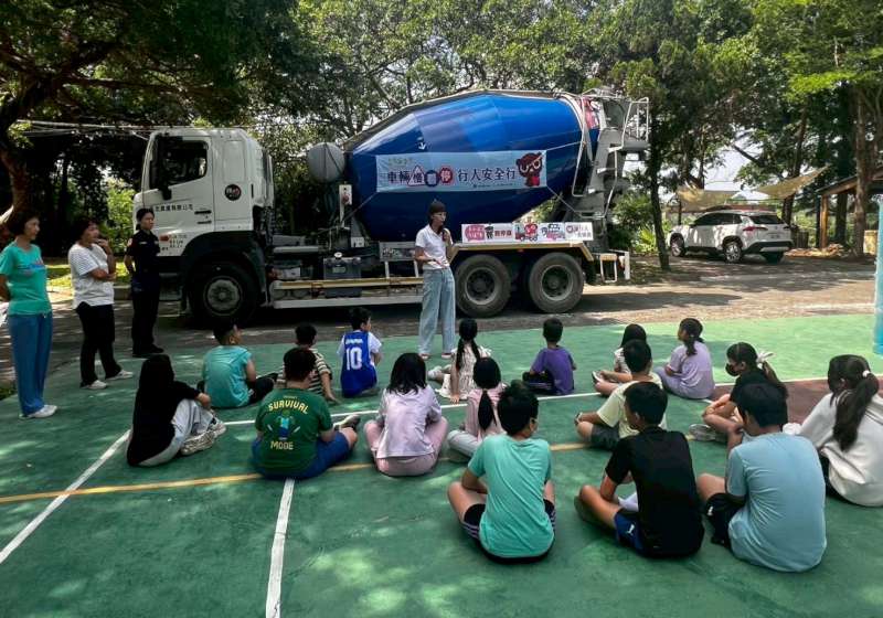 高市交大結合民間企業前進燕巢區燕巢國小尖山分校 開放學生認識預拌水泥車內輪差