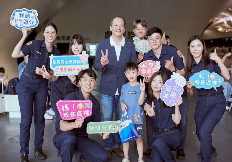 高市鳳山分局前進衛武營草地音樂會 同步有獎徵答宣導預防犯罪