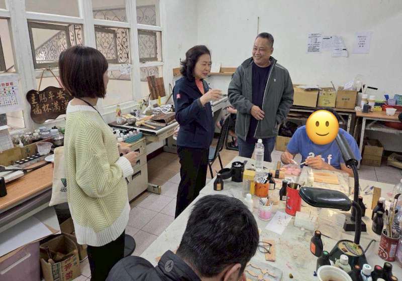 高市毒防局慰訪3藥癮者家園關心戒治 贈物資慰勉工作人員辛勞