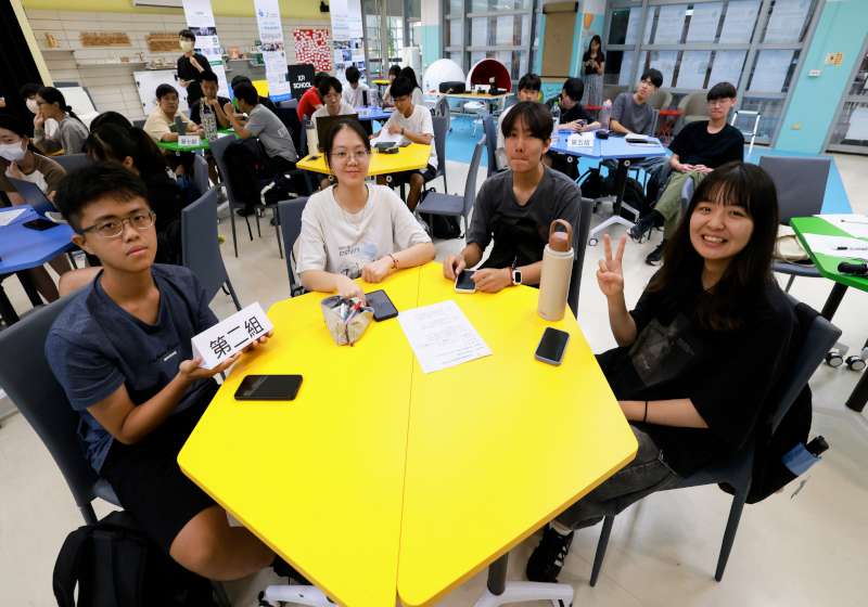 高大教發中心創新學院人工智慧科技跨域實踐課 5學院49師生期末發表9專題成果