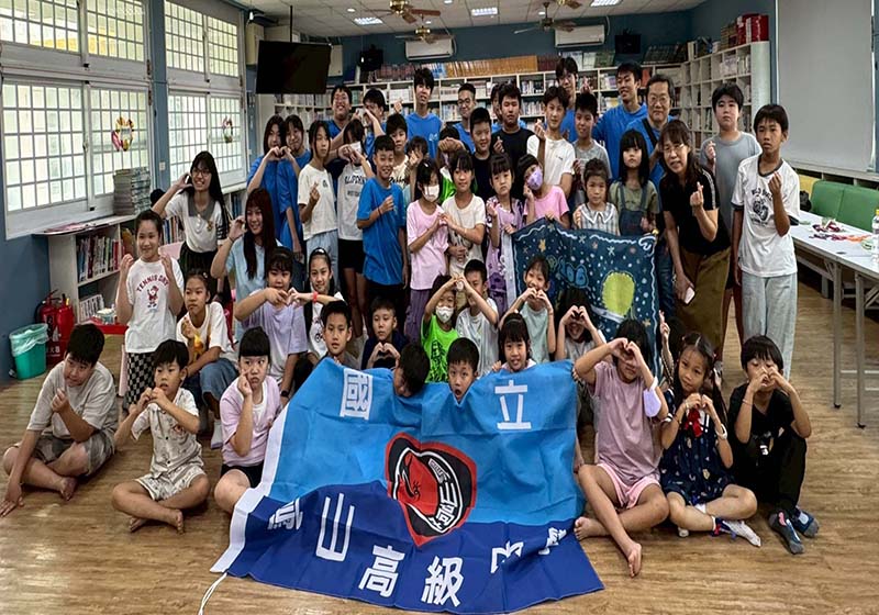 高市美濃區龍山國小邀鳳山高中14名師生 陪伴孩童闖關樂玩數學