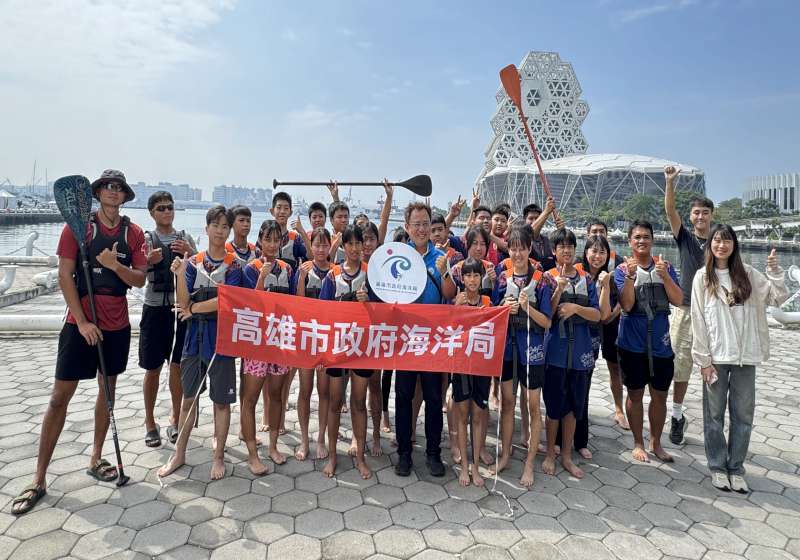 高市海洋局115年巡迴42國中小推廣海保教育 邀約3偏鄉國中小生愛河灣體驗遊具