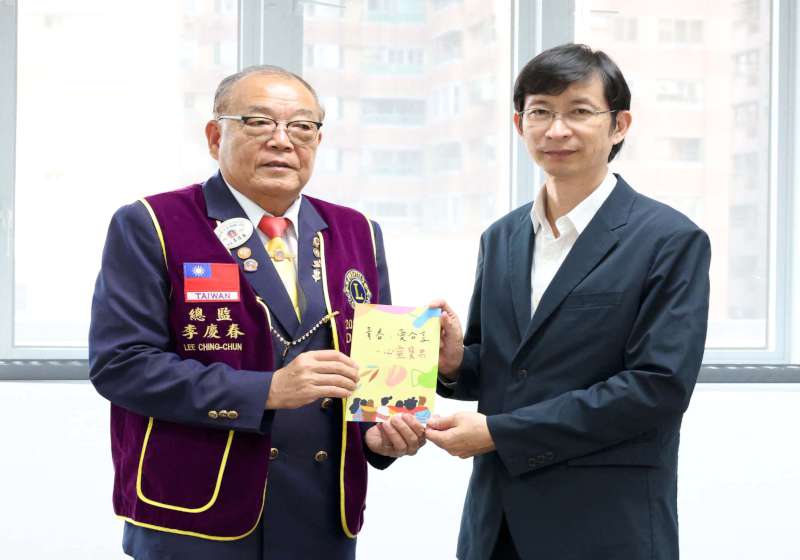 高張中心攜手5社團、3企業 編撰青春愛分享心靈寶典贈各級學校3700冊