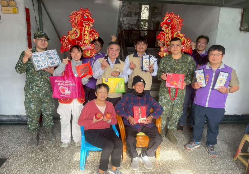 高雄市榮服處攜工訓中心、華山基金會 送暖榮民迎新春