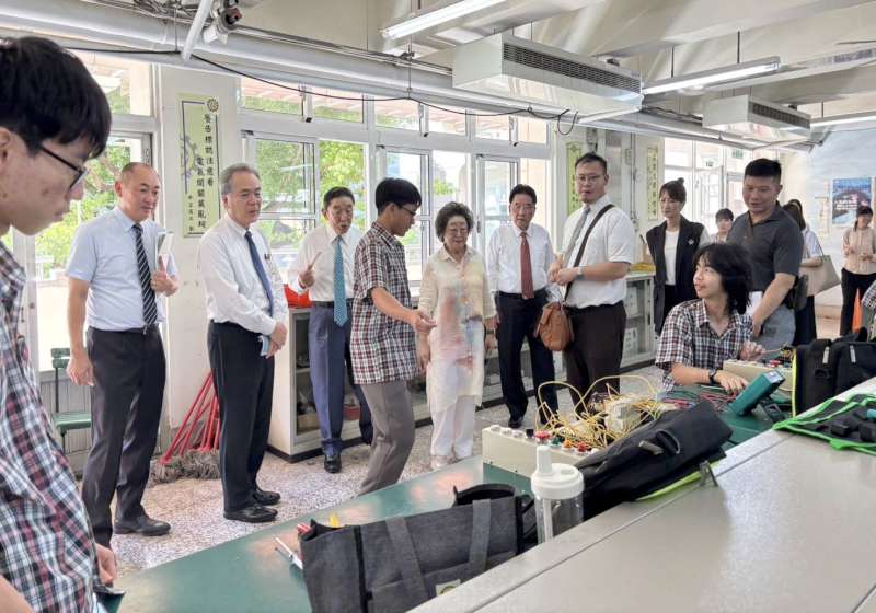 日大分縣教育代表團訪高市中正高工 商討技職教育等議題觀摩學生實習欣賞創作