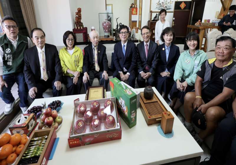 陳其邁慰訪三民區百歲人瑞蕭鴻鵬 盛讚到老活學動足堪典範肯定家屬悉心照料