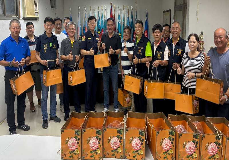 高市警局交大慰訪義交大隊 贈月餅水果禮盒慰勉辛勞提前賀中秋